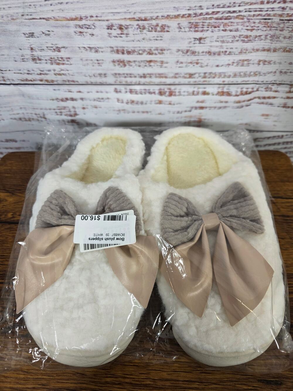 Boutique Women's Cozy Sherpa Slippers w/bows size 8-8.5 Cream Beige NEW